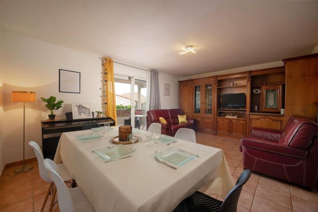 Appartement Tout Equipe Terrasse Et Parking Prive Marselha Exterior foto